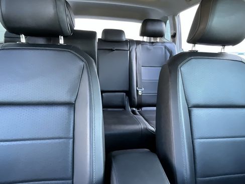 Used 2020 Volkswagen Tiguan SE w/ Panoramic Sunroof Package image 30