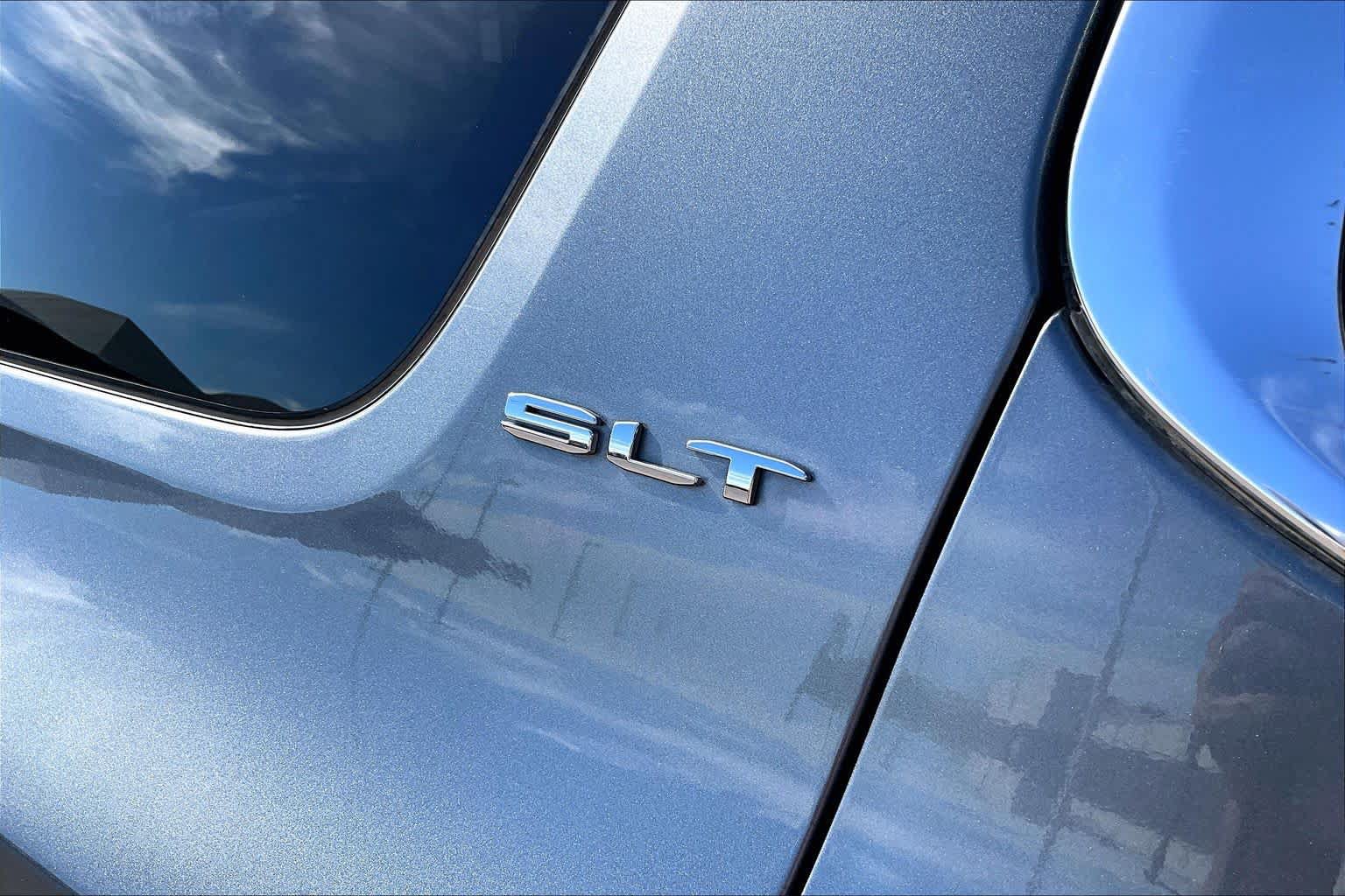 Used 2021 GMC Acadia SLT FWD image 28