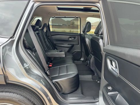 Used 2025 Nissan Rogue SV w/ SV Premium Package image 40