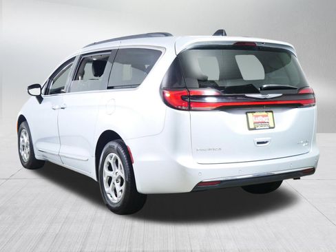 Used 2023 Chrysler Pacifica Limited AWD/4WD image 5