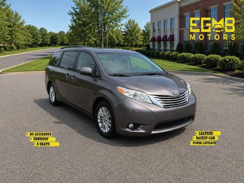 Used 2015 Toyota Sienna XLE w/ XLE Navigation Package FWD image 8
