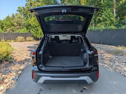 Used 2025 Volkswagen Tiguan SE AWD/4WD image 19