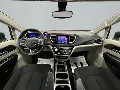 Used 2017 Chrysler Pacifica Touring w/ Tire & Wheel Group image 12