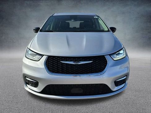 Used 2024 Chrysler Pacifica Touring-L image 11