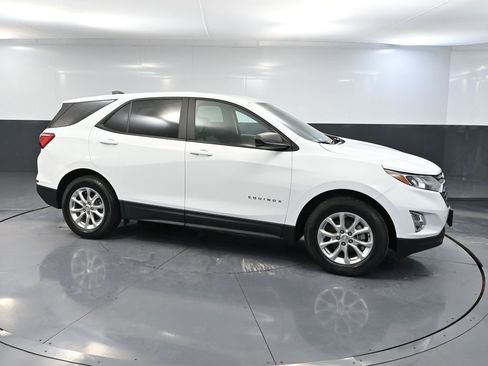 Used 2021 Chevrolet Equinox LS w/ LS Convenience Package image 4