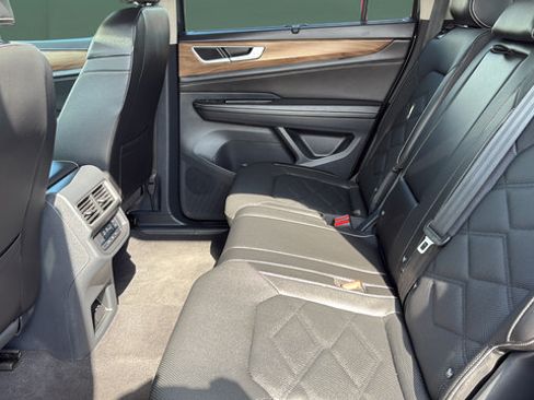 Used 2025 Volkswagen Atlas SE AWD/4WD image 23