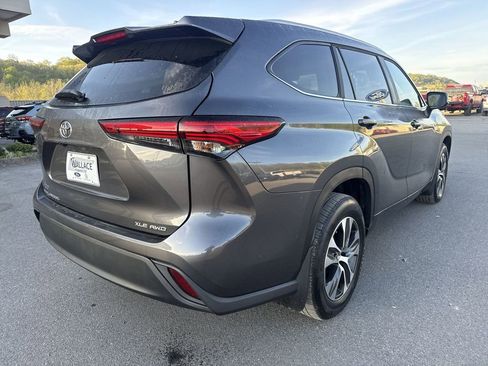 Used 2023 Toyota Highlander XLE AWD/4WD image 4