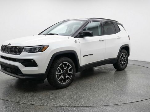 Used 2025 Jeep Compass Trailhawk image 3