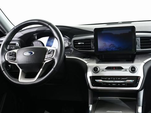 Used 2022 Ford Explorer XLT w/ Equipment Group 202A image 8