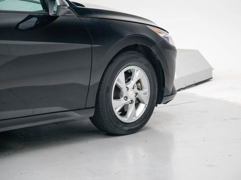 Used 2023 Hyundai Elantra SE image 7