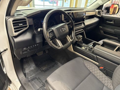 Used 2022 Toyota Tundra SR5 w/ SR5 Convenience Package AWD/4WD image 25