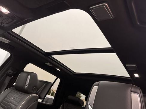 Used 2024 Cadillac Escalade V w/ LPO, ONYX Package image 24