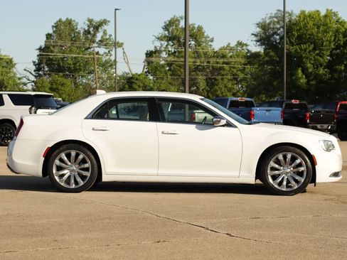 Used 2018 Chrysler 300 Touring w/ Chrome Appearance Package RWD image 8