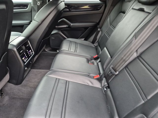 Used 2022 Porsche Cayenne AWD/4WD image 19