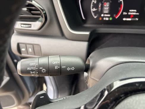 Used 2025 Honda Pilot Touring image 16