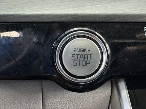 Used 2024 Kia Carnival EX FWD image 22