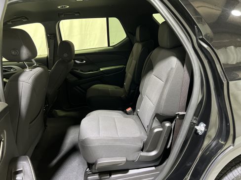 Used 2023 Chevrolet Traverse LT FWD image 16