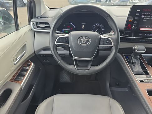 Used 2022 Toyota Sienna XLE FWD image 13