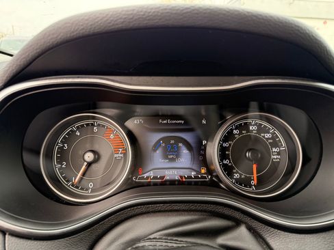 Used 2019 Jeep Cherokee Limited w/ Technology Group image 22