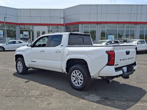 Used 2025 Toyota Tacoma SR5 w/ SR5 Upgrade Package AWD/4WD image 5