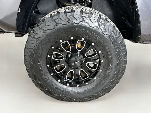 Used 2017 Toyota Tacoma SR image 7