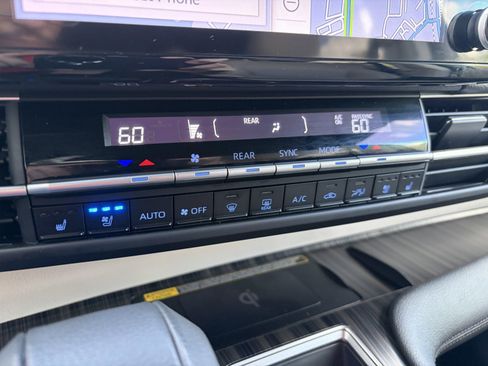 Used 2023 Toyota Sienna Limited FWD image 20