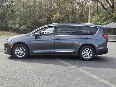Used 2020 Chrysler Pacifica Touring-L image 6