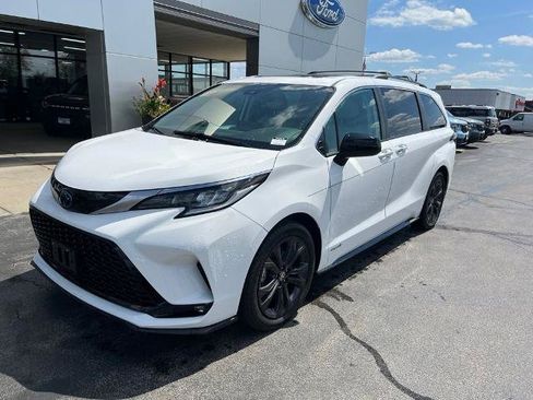 Used 2021 Toyota Sienna XSE FWD image 1