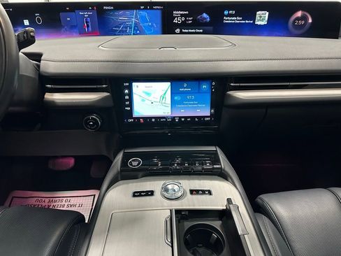 Used 2025 Lincoln Navigator Reserve image 38