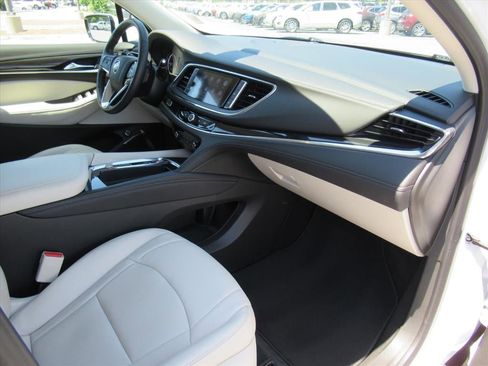Used 2022 Buick Enclave Essence FWD image 11