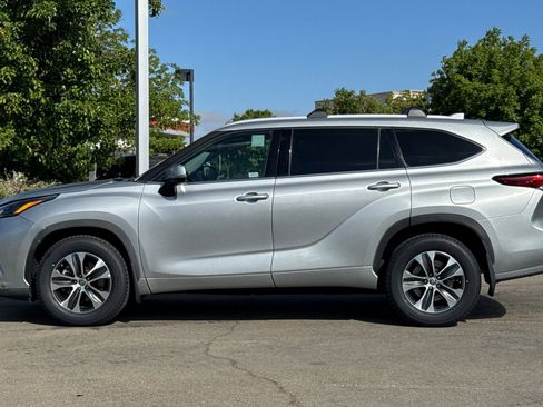 Used 2022 Toyota Highlander XLE image 7