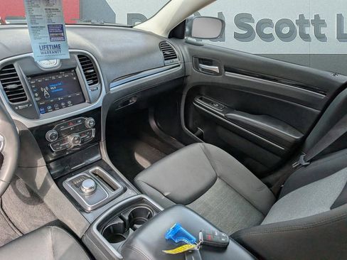 Used 2023 Chrysler 300 Touring w/ Sport Appearance Package image 15