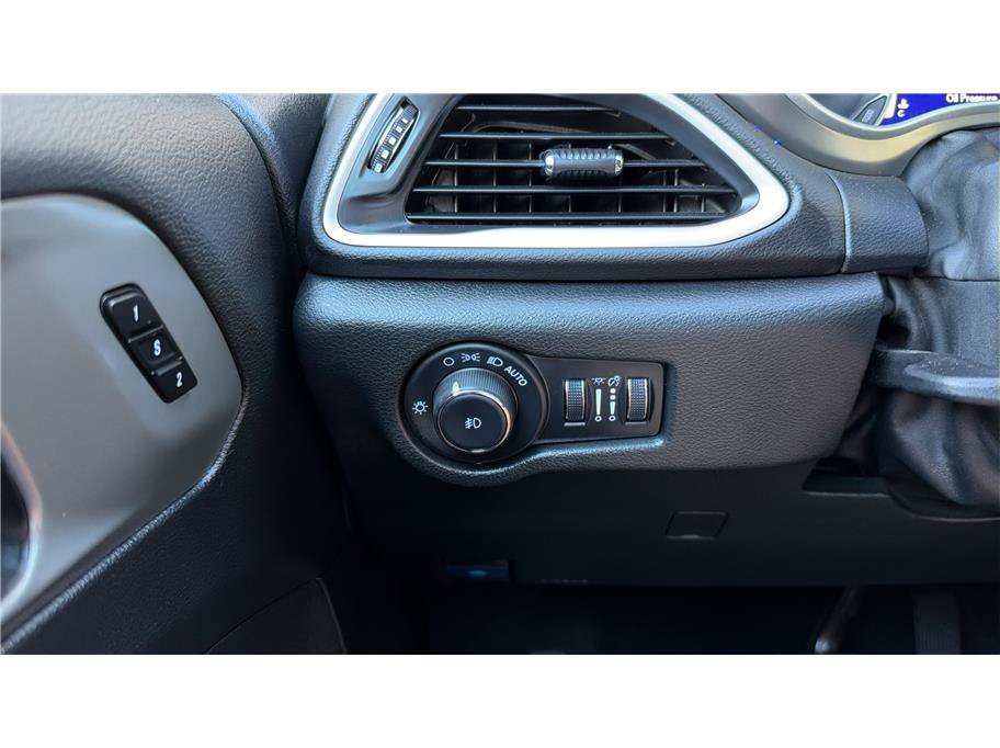Used 2025 Chrysler Pacifica Select FWD image 42