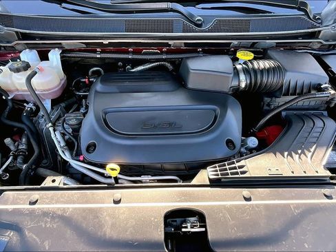 Used 2023 Chrysler Pacifica Touring-L FWD image 31