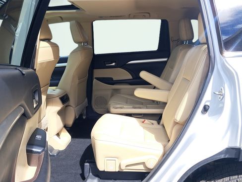 Used 2017 Toyota Highlander XLE AWD/4WD image 12