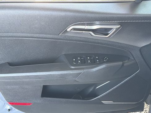Used 2025 Kia Sportage LX FWD image 3