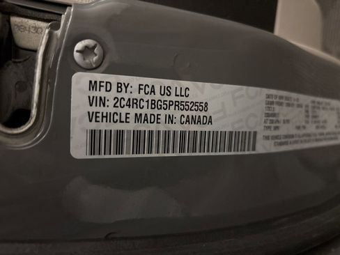 Used 2023 Chrysler Pacifica Touring-L image 3