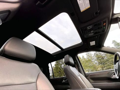 Used 2022 Chevrolet Suburban LT w/ Luxury Package image 25