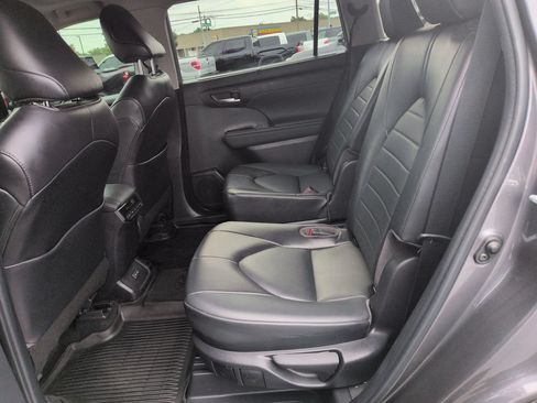 Used 2022 Toyota Highlander XLE AWD/4WD image 25