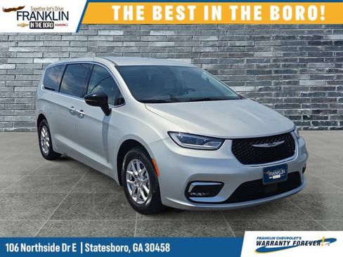 Used 2024 Chrysler Pacifica Touring-L FWD image 8