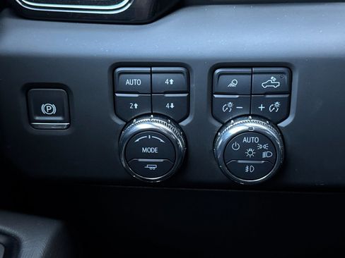 Certified 2025 GMC Sierra 2500 AT4X image 30