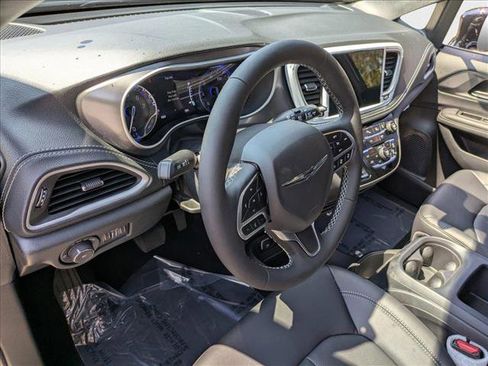 New 2025 Chrysler Pacifica Select image 3