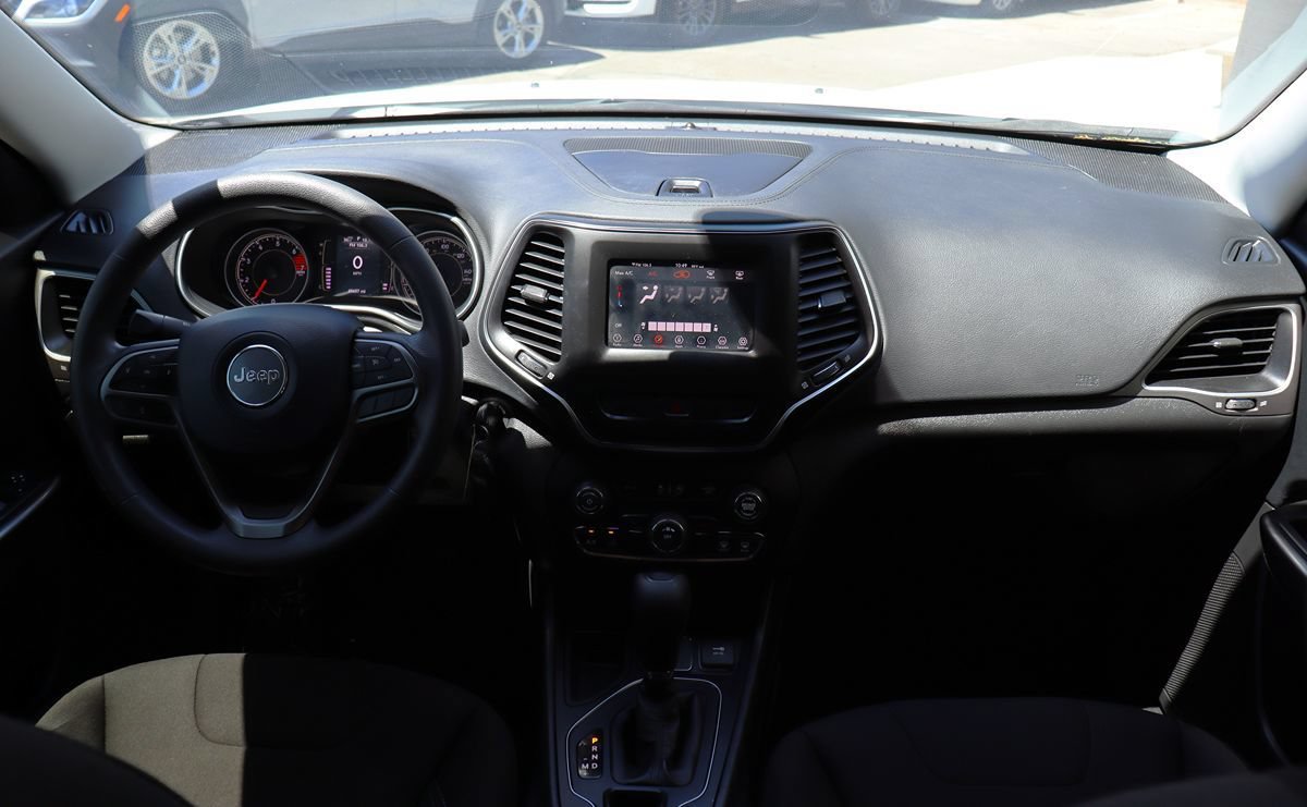 Used 2020 Jeep Cherokee Latitude FWD image 32
