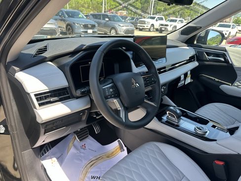 Used 2025 Mitsubishi Outlander AWD image 20