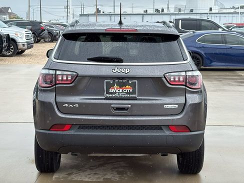 Used 2024 Jeep Compass Latitude AWD/4WD image 4