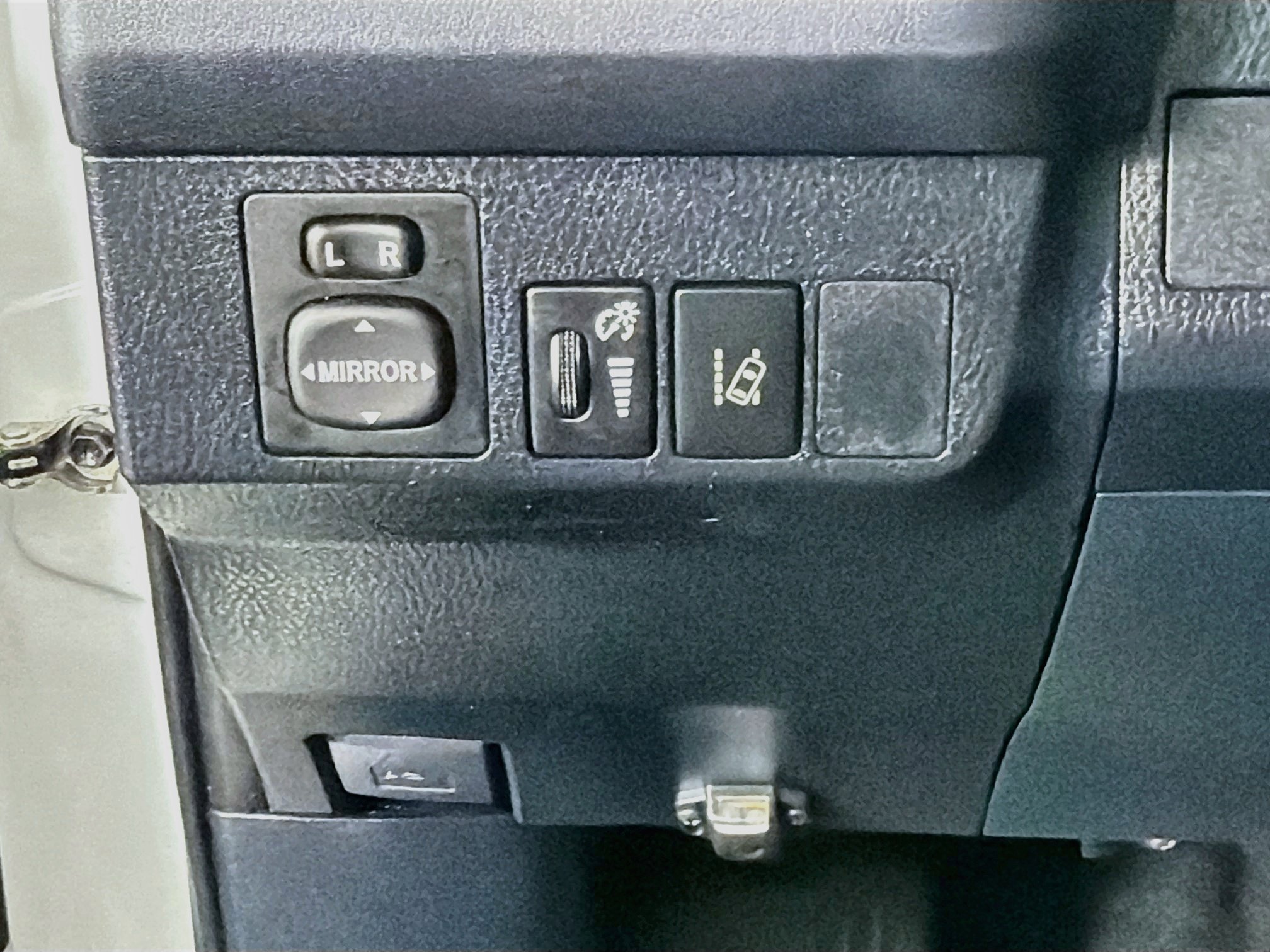 Used 2018 Toyota RAV4 LE w/ All Weather Liner Package FWD image 16