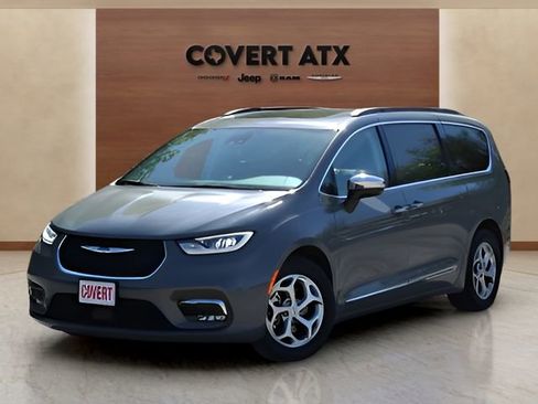 Used 2023 Chrysler Pacifica Limited image 1