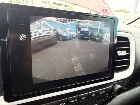 Used 2024 Hyundai Venue Limited FWD image 21