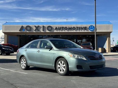 Used 2011 Toyota Camry LE image 1