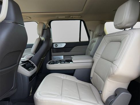 Used 2023 Lincoln Navigator L Reserve image 11